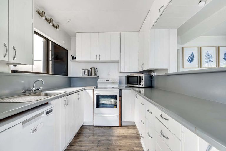 Photo of property in 28 Petrie Street, Pomare, Rotorua, 3015