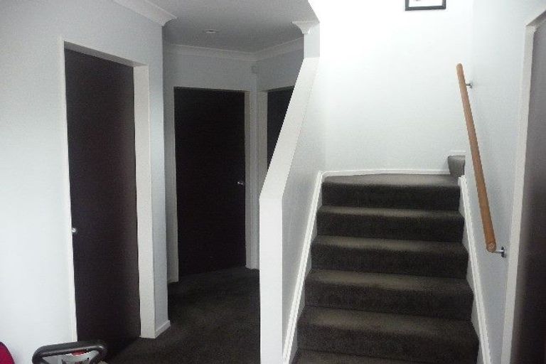 Photo of property in 4 Stella Grove, Newlands, Wellington, 6037