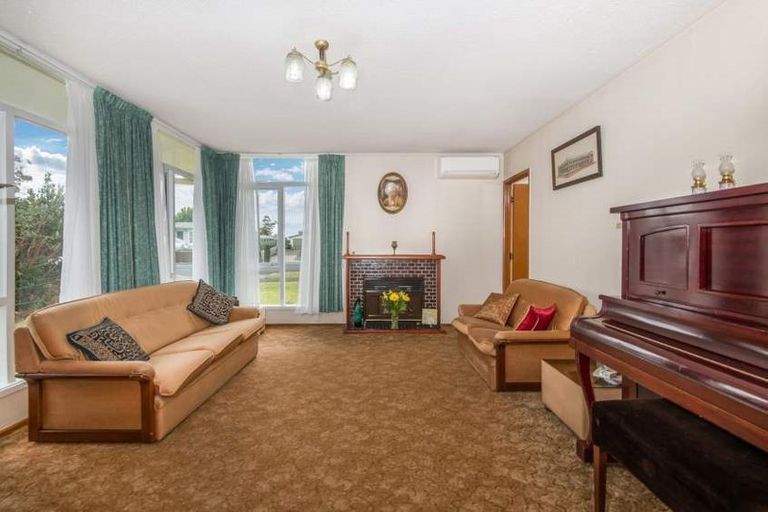 Photo of property in 98 Taikata Road, Te Atatu Peninsula, Auckland, 0610