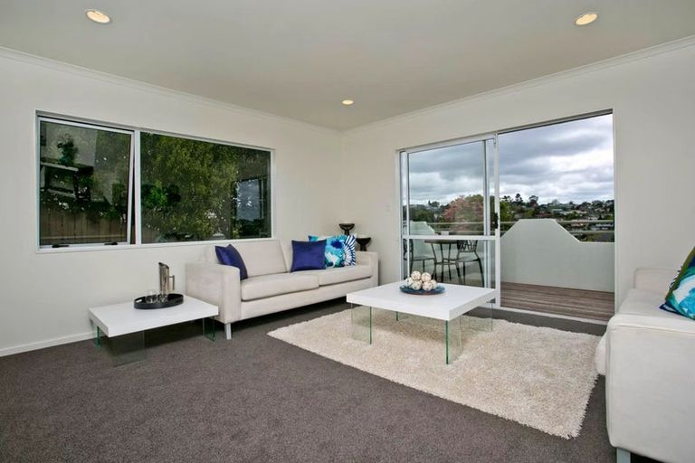 Photo of property in 3/8a Target Road, Totara Vale, Auckland, 0629