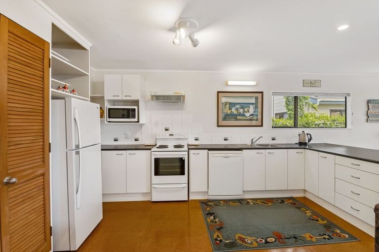 Photo of property in 2 Sand Dune Grove, Waikawa Beach, Levin, 5573