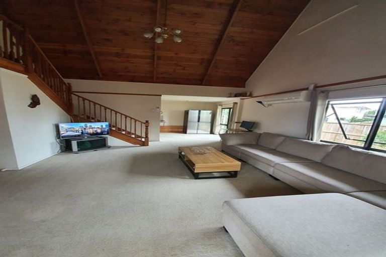 Photo of property in 2/1 Bamboo Grove, Kelston, Auckland, 0602