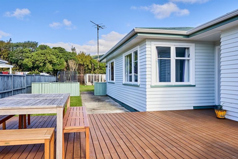 Photo of property in 31 Larsen Crescent, Tawa, Wellington, 5028