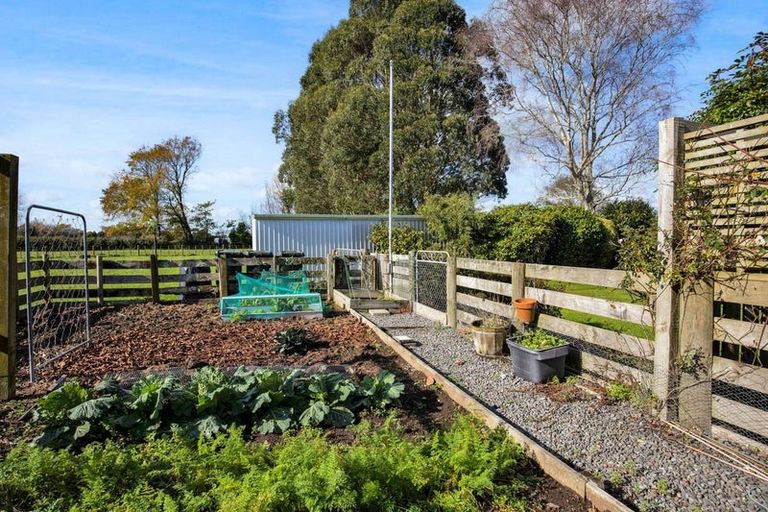 Photo of property in 44 Rawhitiroa Road, Eltham, 4322