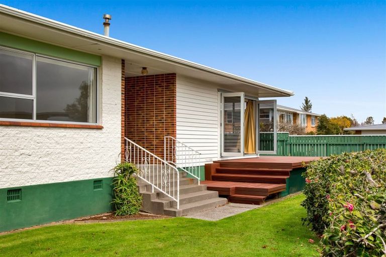 Photo of property in 43 Nevada Drive, Merrilands, New Plymouth, 4312