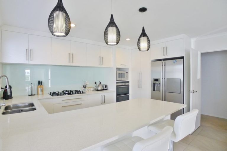 Photo of property in 4 Iwinuku Crescent, Wattle Downs, Auckland, 2103