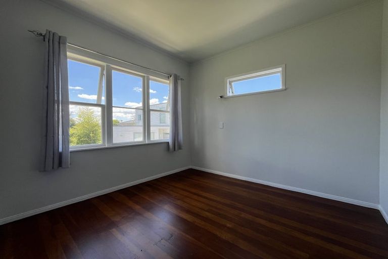 Photo of property in 64 Sylvan Crescent, Te Atatu South, Auckland, 0610