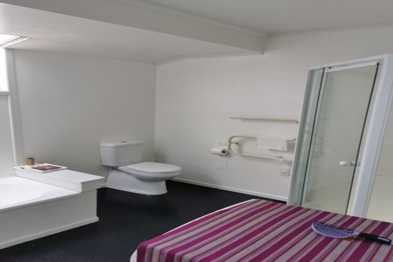 Photo of property in 2/7 Folkestone Street, Murrays Bay, Auckland, 0630