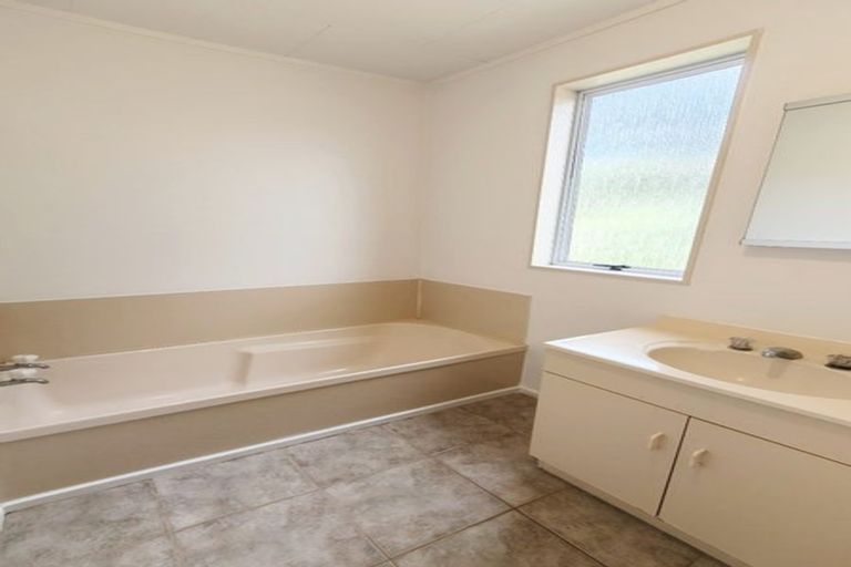 Photo of property in 1/127 Spinella Drive, Bayview, Auckland, 0629