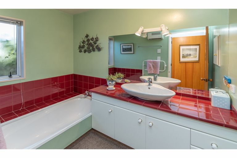 Photo of property in 2 Pentavon Lane, Avonhead, Christchurch, 8042