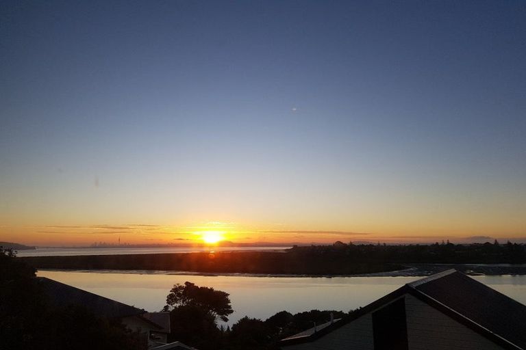 Photo of property in 17a Constable Lane, West Harbour, Auckland, 0618