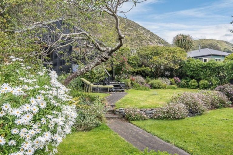 Photo of property in 28 Wellington Road, Paekakariki, 5034