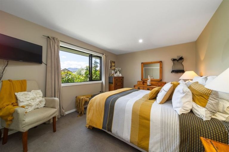 Photo of property in 1 Manorburn Place, Lake Hayes, Queenstown, 9304