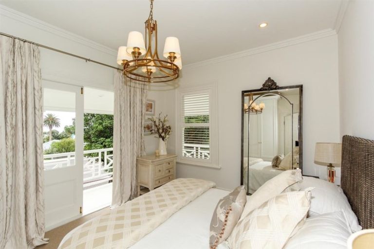 Photo of property in 28 Waiwaka Terrace, Strandon, New Plymouth, 4312