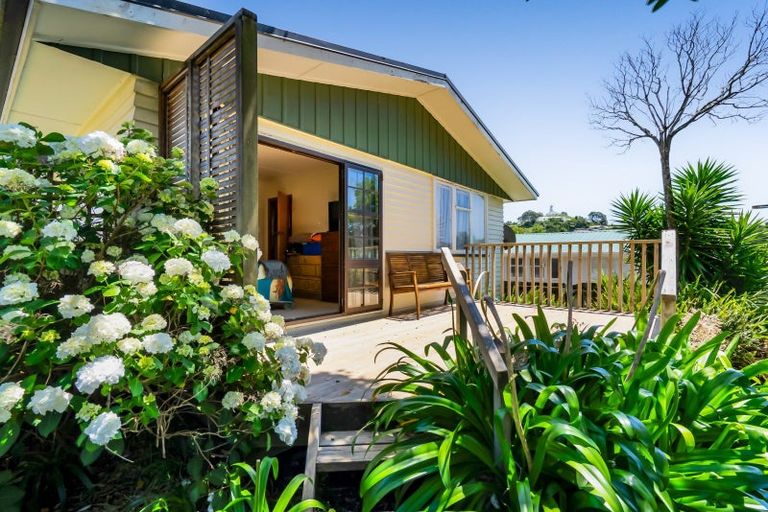 Photo of property in 48 Endeavour Street, Marfell, New Plymouth, 4310