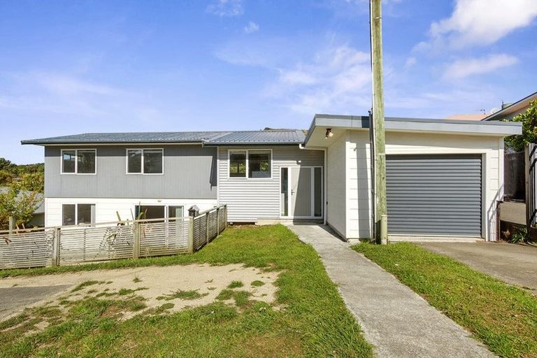 Photo of property in 2 Bell Street, Tawa, Wellington, 5028