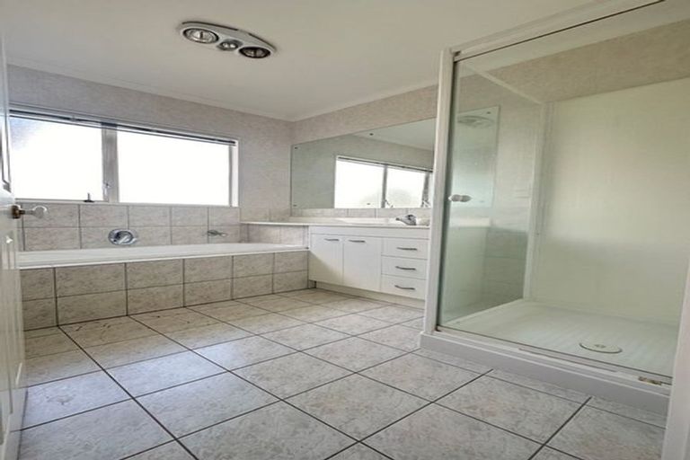 Photo of property in 9 Belsomet Place, Golflands, Auckland, 2013