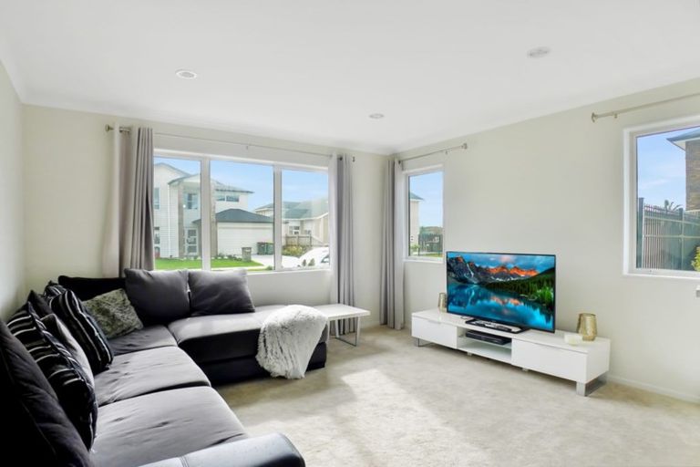 Photo of property in 4 Iwinuku Crescent, Wattle Downs, Auckland, 2103