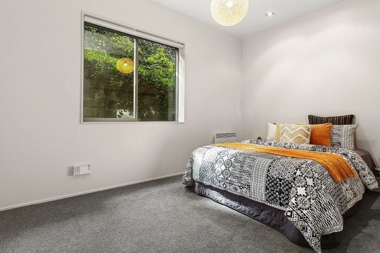 Photo of property in 2/2 Onslow Road, Khandallah, Wellington, 6035