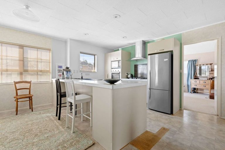 Photo of property in 8 Aquarius Drive, Kawaha Point, Rotorua, 3010