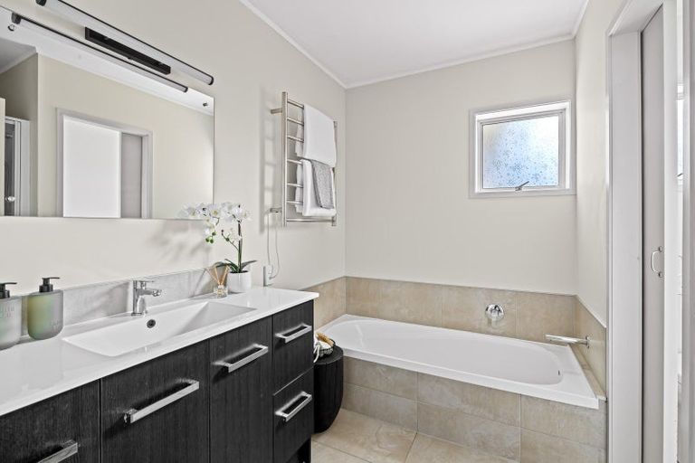 Photo of property in 12a Tower Hill, Stanmore Bay, Whangaparaoa, 0930