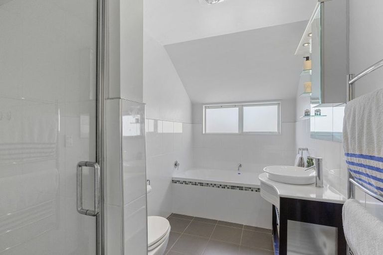 Photo of property in 90 Memorial Avenue, Ilam, Christchurch, 8053