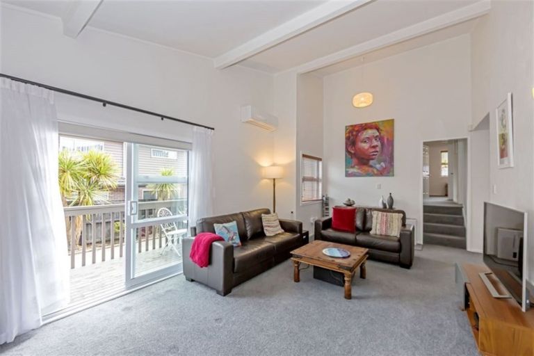 Photo of property in 2/31 Oteha Valley Road, Northcross, Auckland, 0632