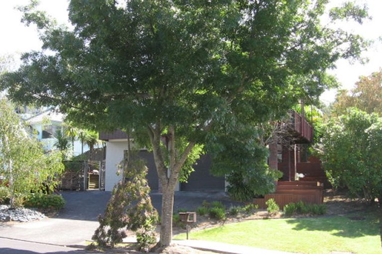 Photo of property in 11 Lagoon Way, West Harbour, Auckland, 0618