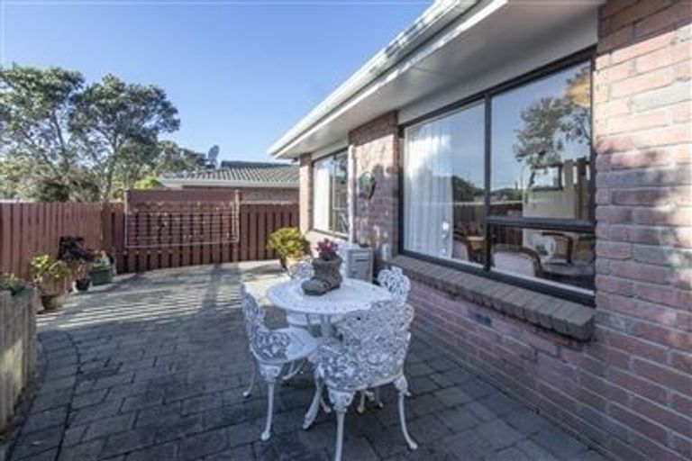 Photo of property in 2/4 Stewart Drive, Newlands, Wellington, 6037