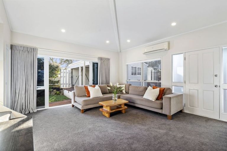 Photo of property in 2/27 Stafford Road, Northcote Point, Auckland, 0627