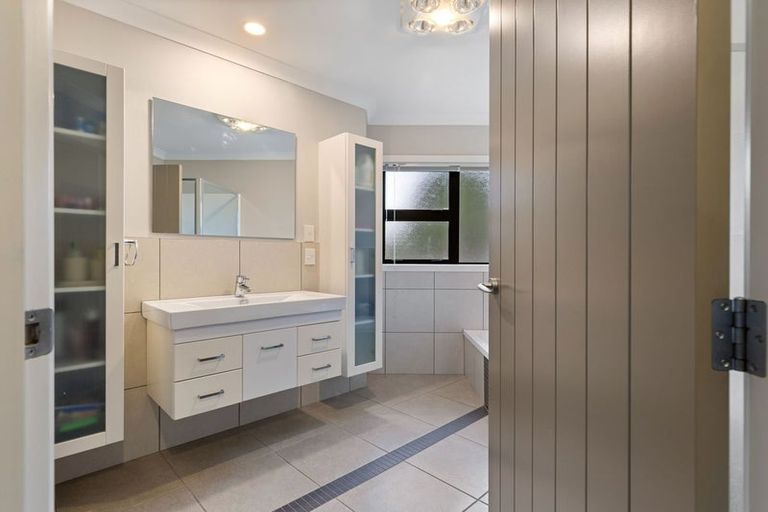 Photo of property in 6 Trump Place, Kelvin Grove, Palmerston North, 4414