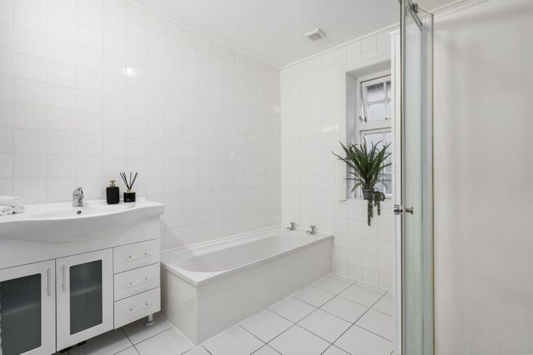 Photo of property in 5 Grass Street, Oriental Bay, Wellington, 6011