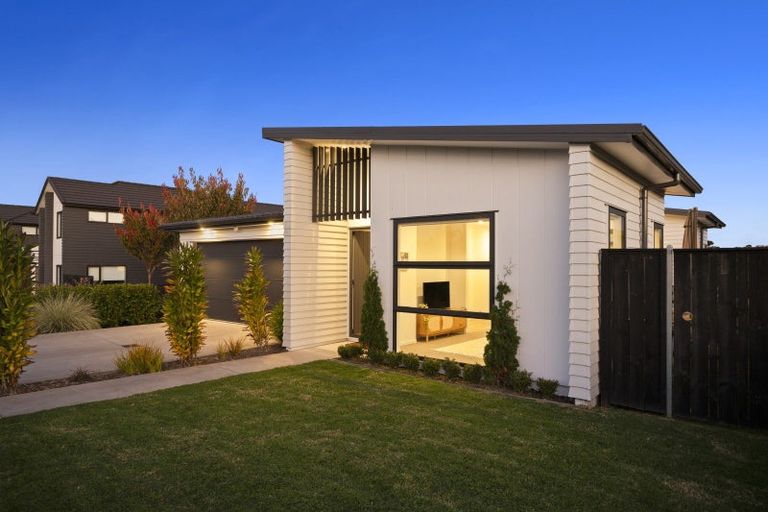 Photo of property in 10 Kenehi Road, Karaka, 2124