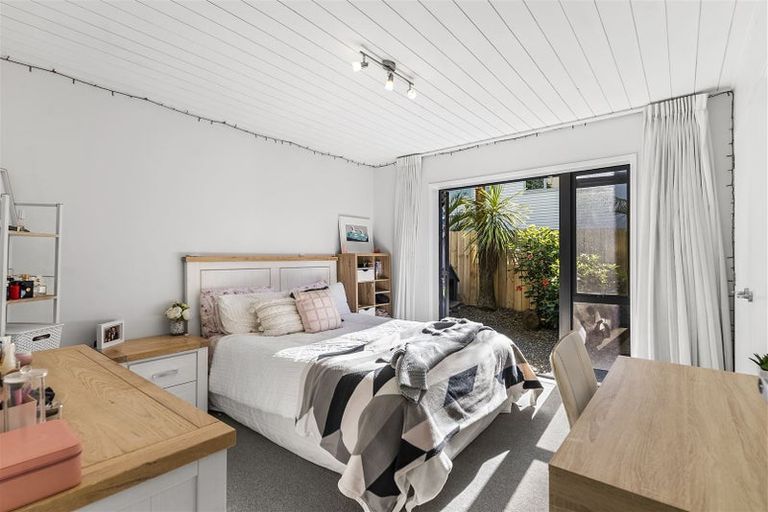 Photo of property in 2/8 Newburn Road, Waiake, Auckland, 0630