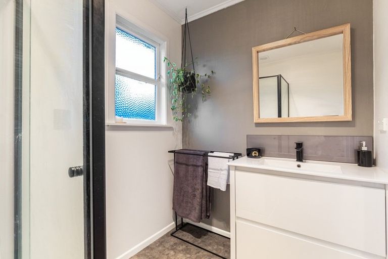 Photo of property in 11 Kashmir Road, Glen Eden, Auckland, 0602