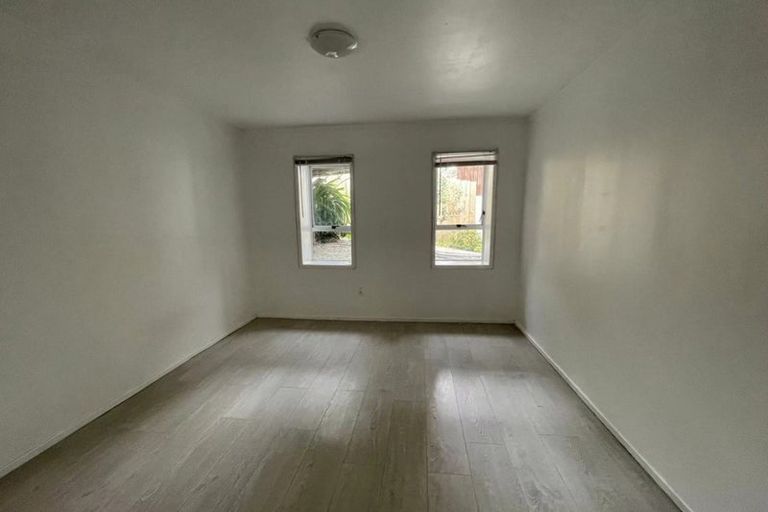 Photo of property in 1/663 Beach Road, Rothesay Bay, Auckland, 0630