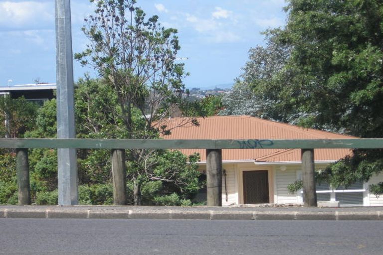 Photo of property in 419 Glenfield Road, Glenfield, Auckland, 0629