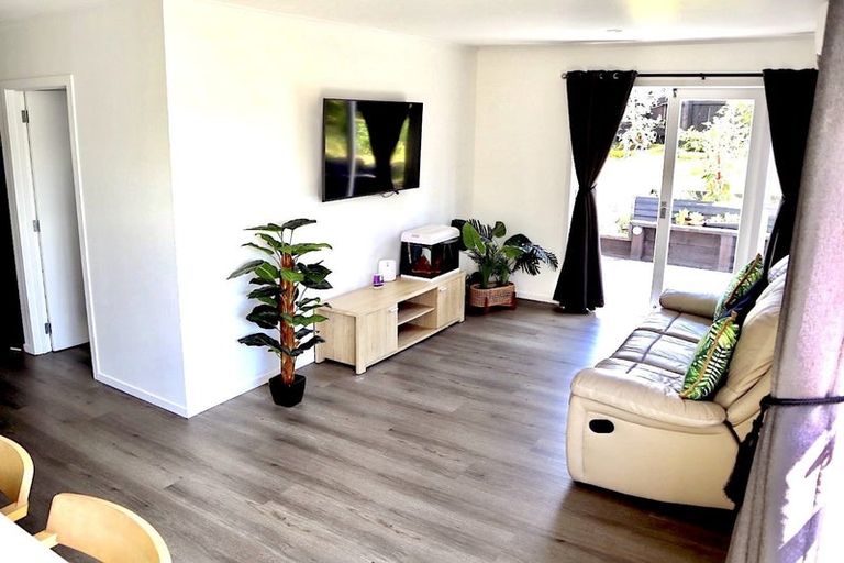 Photo of property in 1/109 Target Road, Totara Vale, Auckland, 0629