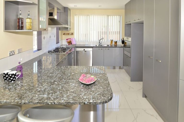 Photo of property in 10 Lupetti Rise, West Harbour, Auckland, 0618