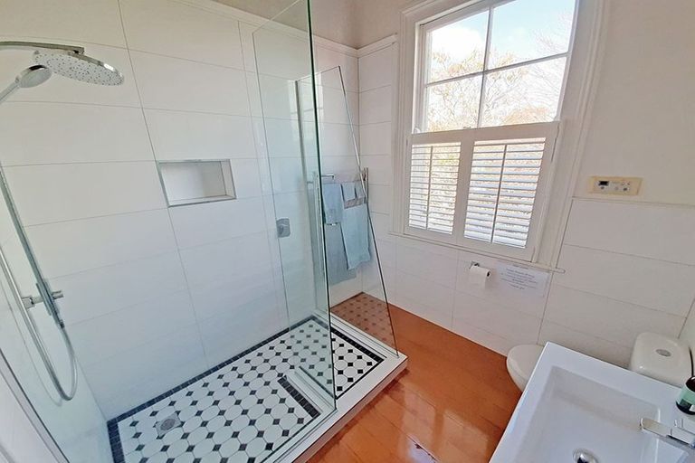 Photo of property in 2/24 Church Street, Devonport, Auckland, 0624