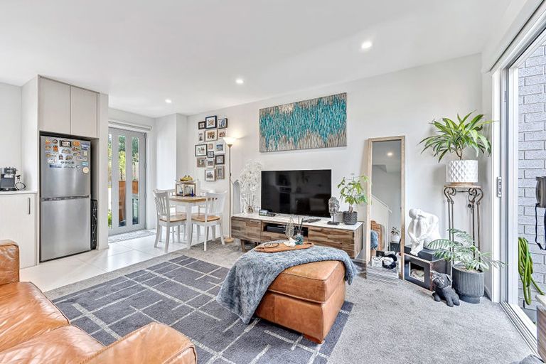 Photo of property in 2/24 Kelwyn Road, Kelston, Auckland, 0602