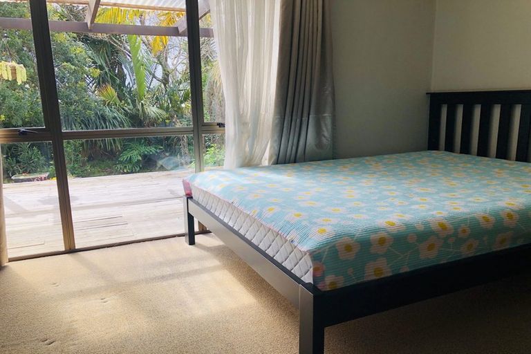 Photo of property in 11 Halldene Terrace, Red Beach, 0932