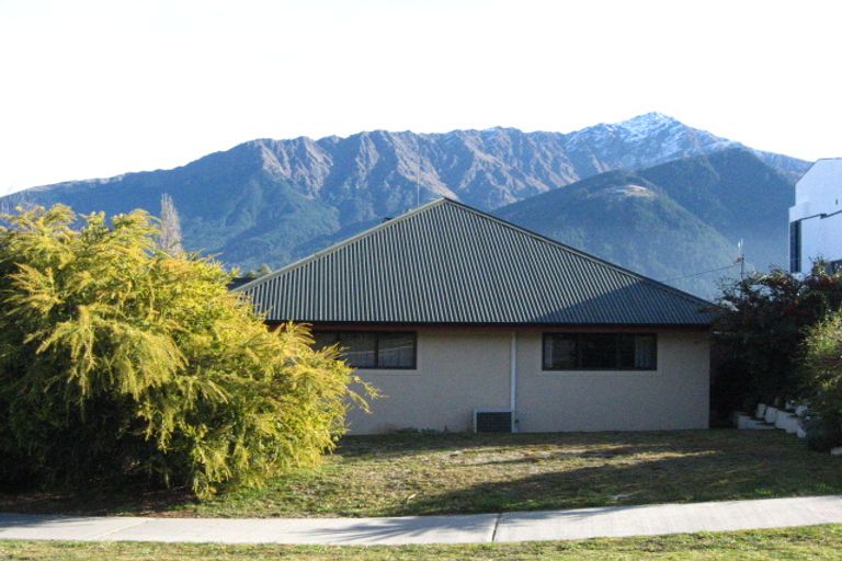 Photo of property in 14 Poplar Drive, Kelvin Heights, Queenstown, 9300