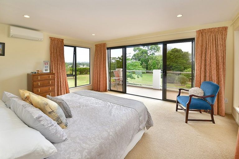 Photo of property in 15 Koraha Road, Kumeu, 0892