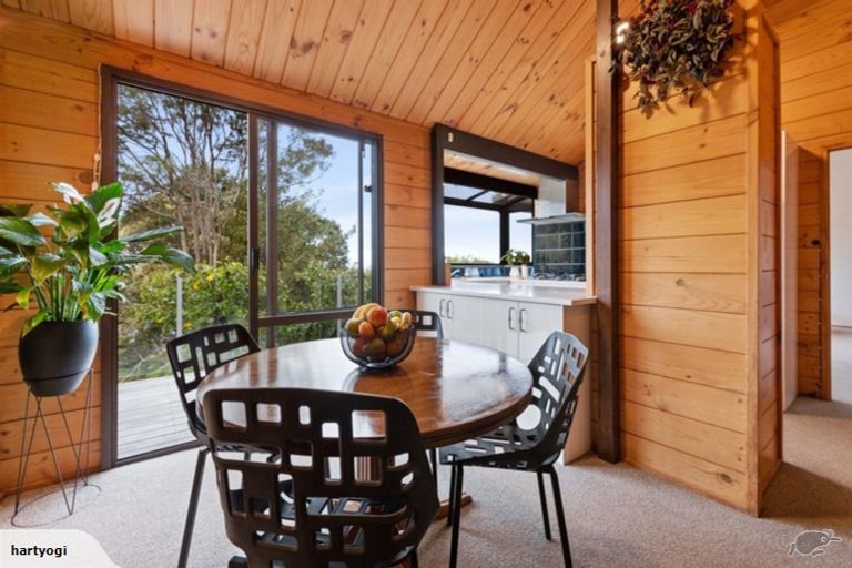 Photo of property in 52 Rauhuia Crescent, Parau, Auckland, 0604