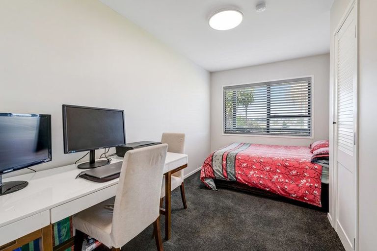 Photo of property in 15 Leiden Place, Totara Vale, Auckland, 0629