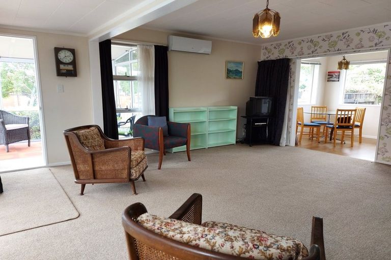 Photo of property in 18 Rewarewa Crescent, Waikanae, 5036