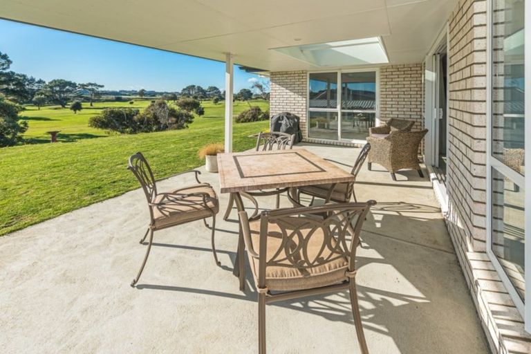 Photo of property in 37 Golf Vue Place, Castlecliff, Whanganui, 4501