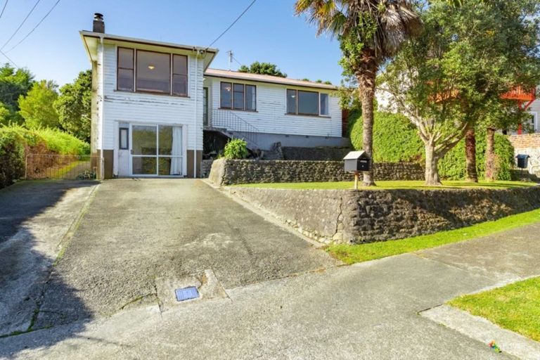 Photo of property in 5 Berkshire Grove, Cannons Creek, Porirua, 5024