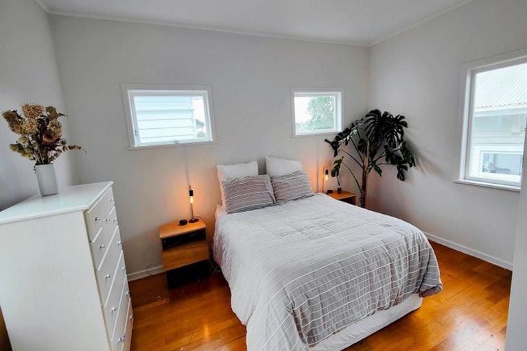 Photo of property in 1/63 Pupuke Road, Birkenhead, Auckland, 0627